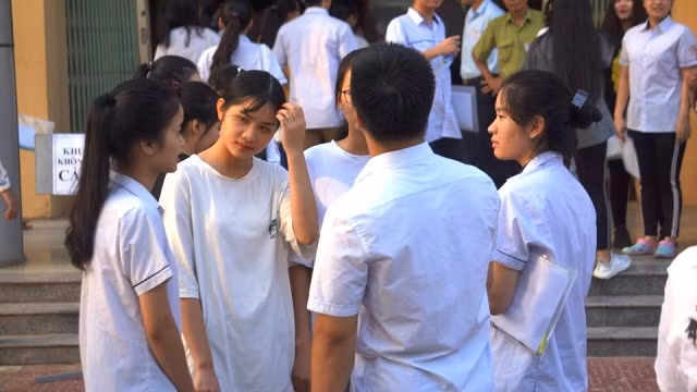 Thí sinh trao đổi với nhau trước khi vào phòng thi