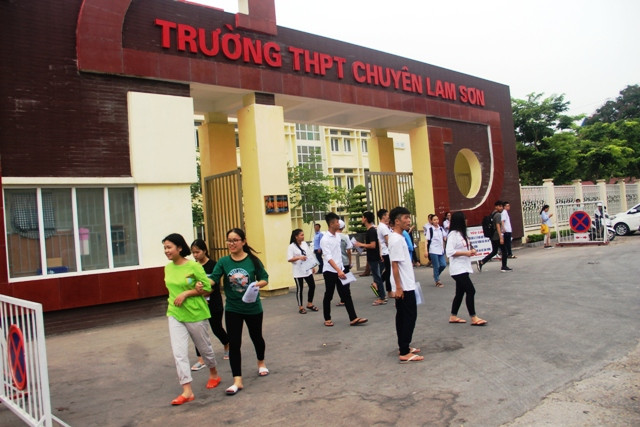 Thí sinh đến điểm thi làm thủ tục dự thi vào chiều 24/6.