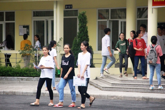 Buổi chiều làm thủ tục thi, thời tiết ở TP. Thanh Hóa mát mẻ, nên nhiều thí sinh vui vẻ, phấn khởi.