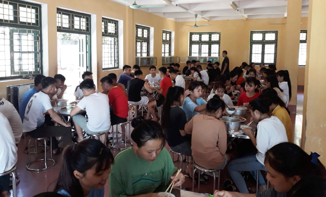 Theo thầy giáo Đỗ Minh Quang - Phó Hiệu trưởng Trường THCS và THPT Quan Hóa, việc nhà trường đứng ra lo nơi ăn, chốn nghỉ cho hơn 100 học sinh trong những ngày thi là để đảm bảo sức khỏe cho các em. Theo thầy giáo Đỗ Minh Quang - Phó Hiệu trưởng Trường THCS và THPT Quan Hóa, việc nhà trường đứng ra lo nơi ăn, chốn nghỉ cho hơn 100 học sinh trong những ngày thi là để đảm bảo sức khỏe cho các em.