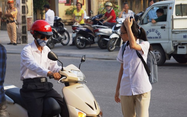 Thí sinh được phụ huynh đưa đến điểm thi Thí sinh được phụ huynh đưa đến điểm thi