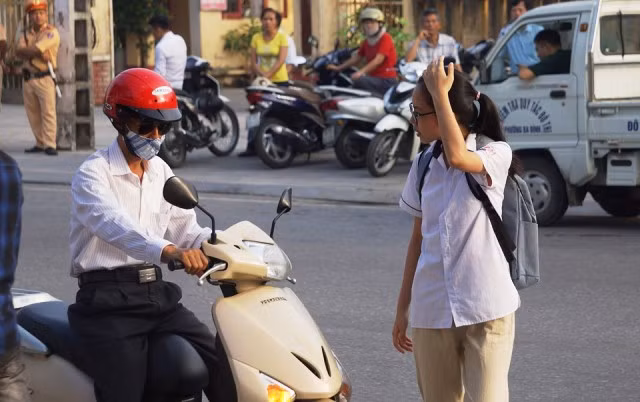 Thí sinh được phụ huynh đưa đến điểm thi