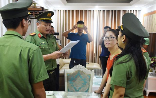 Cơ quan ANĐT đọc lệnh bắt giữ nữ Tổng giám đốc. Ảnh: Công an Thanh Hóa cung cấp. Cơ quan ANĐT đọc lệnh bắt giữ nữ Tổng giám đốc. Ảnh: Công an Thanh Hóa cung cấp.