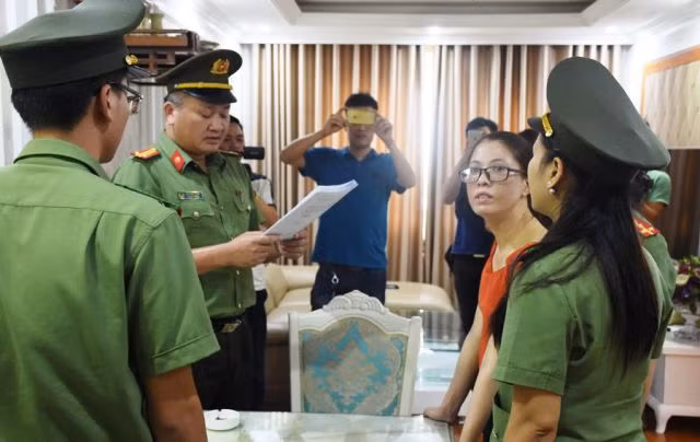 Cơ quan ANĐT đọc lệnh bắt giữ nữ Tổng giám đốc. Ảnh: Công an Thanh Hóa cung cấp.