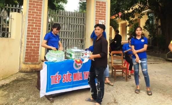 Thí sinh đến làm thủ tục và học nội quy thi, được Huyện đoàn Quan Sơn cấp nước uống miễn phí. Thí sinh đến làm thủ tục và học nội quy thi, được Huyện đoàn Quan Sơn cấp nước uống miễn phí.