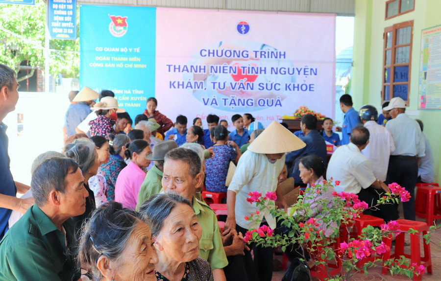 Có hơn 500 người dân thuộc các gia đình chính sách 2 ở xã Cẩm Thành và Cẩm Thạch, huyện Cẩm Xuyên, tỉnh Hà Tĩnh được tư vấn, khám bệnh, cấp phát thuốc miễn phí. Có hơn 500 người dân thuộc các gia đình chính sách 2 ở xã Cẩm Thành và Cẩm Thạch, huyện Cẩm Xuyên, tỉnh Hà Tĩnh được tư vấn, khám bệnh, cấp phát thuốc miễn phí.