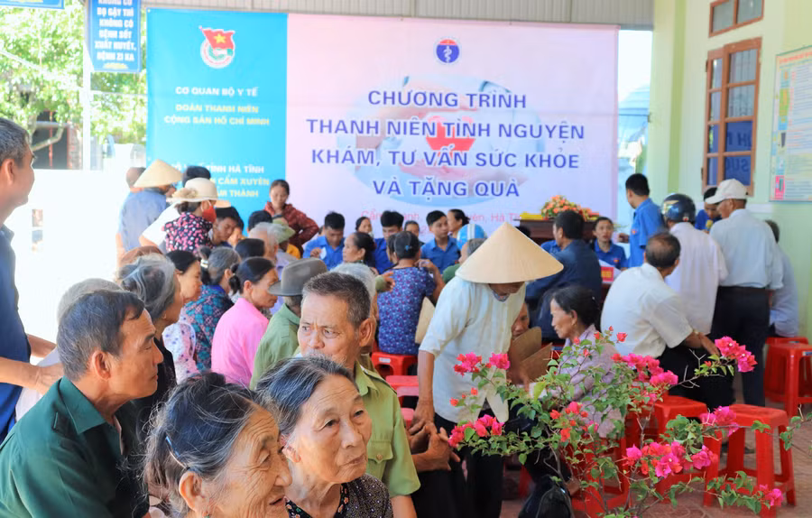 Có hơn 500 người dân thuộc các gia đình chính sách 2 ở xã Cẩm Thành và Cẩm Thạch, huyện Cẩm Xuyên, tỉnh Hà Tĩnh được tư vấn, khám bệnh, cấp phát thuốc miễn phí.