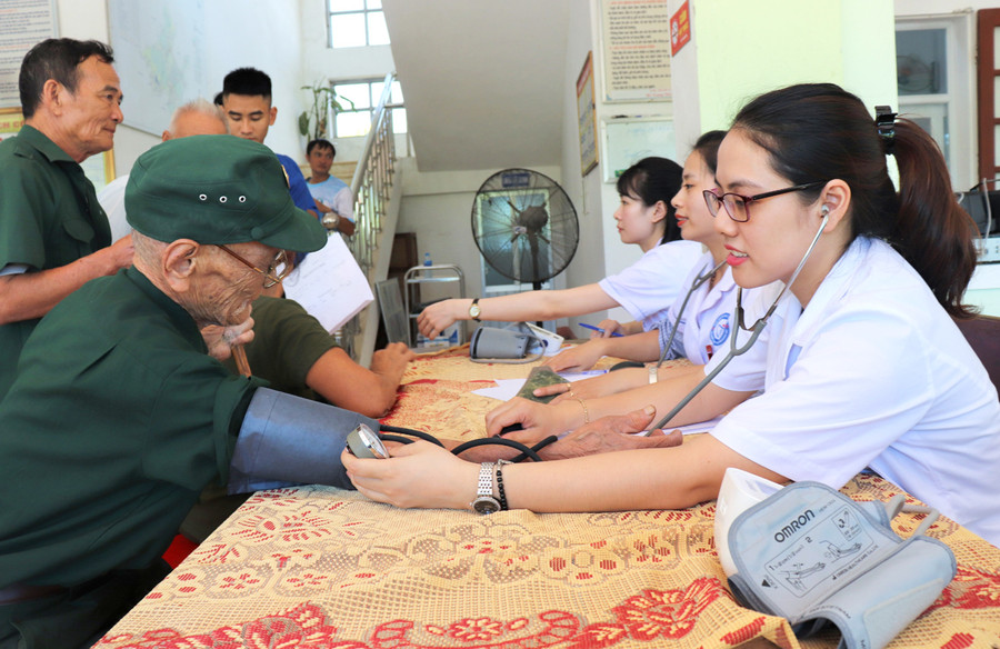 Cụ Đinh Văn Huyền 89 tuổi là cựu chiến binh ở xã cẩm Thạnh, Cẩm xuyên, Hà Tĩnh đang được một bác sỹ trẻ tận tình kiểm tra huyết áp. Cụ Đinh Văn Huyền 89 tuổi là cựu chiến binh ở xã cẩm Thạnh, Cẩm xuyên, Hà Tĩnh đang được một bác sỹ trẻ tận tình kiểm tra huyết áp.
