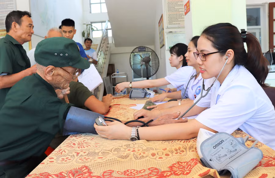 Cụ Đinh Văn Huyền 89 tuổi là cựu chiến binh ở xã cẩm Thạnh, Cẩm xuyên, Hà Tĩnh đang được một bác sỹ trẻ tận tình kiểm tra huyết áp.