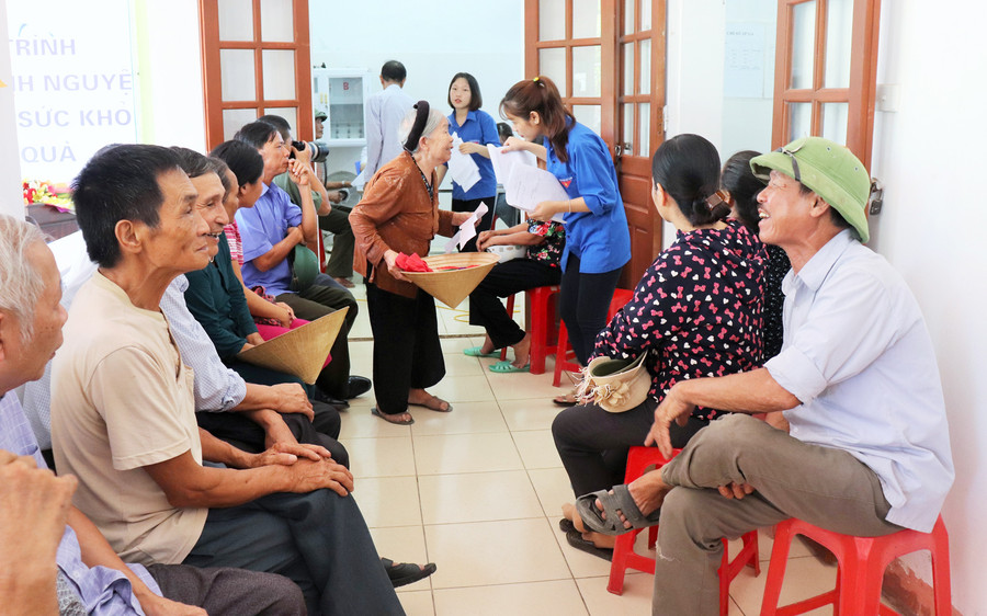 Người dân xếp hàng chờ đến lượt khám sức khỏe. Người dân xếp hàng chờ đến lượt khám sức khỏe.