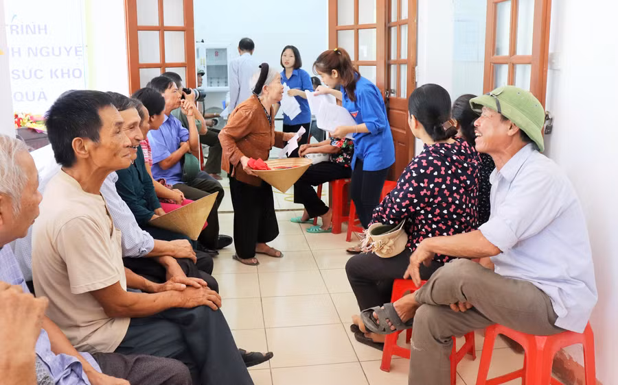 Người dân xếp hàng chờ đến lượt khám sức khỏe.