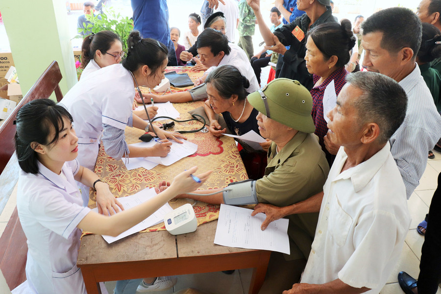 Người dân được đo huyết áp Người dân được đo huyết áp