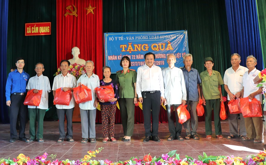 Đoàn thanh niên Bộ Y Tế cùng văn phòng Luật sư Danh Tín tặng 50 suất quà, 50 triệu đồng, 1 máy lọc nước cho các gia đình liệt sỹ, có công với cách mạng, hoàn cảnh khó khăn và người dân ở xã Cẩm Quang huyện Cẩm Xuyên, Hà Tĩnh.