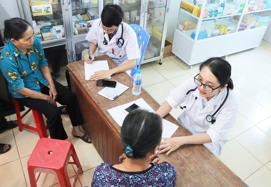 Người dân được đội ngũ bác sỹ trẻ nhiệt tình khám, tư vấn sức khoẻ. Người dân được đội ngũ bác sỹ trẻ nhiệt tình khám, tư vấn sức khoẻ.