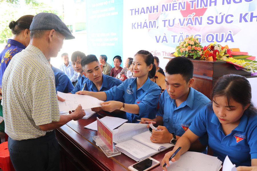 Thanh niên tình nguyện đang hướng dẫn cho người dân thủ tục khám sức khỏe. Thanh niên tình nguyện đang hướng dẫn cho người dân thủ tục khám sức khỏe.