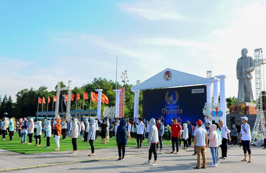 Dù thời tiết nắng nóng, đông đảo học sinh có mặt cho buổi diễn tập, cổ vũ cho thí sinh chung kết Đường lên đỉnh Olympia Dù thời tiết nắng nóng, đông đảo học sinh có mặt cho buổi diễn tập, cổ vũ cho thí sinh chung kết Đường lên đỉnh Olympia