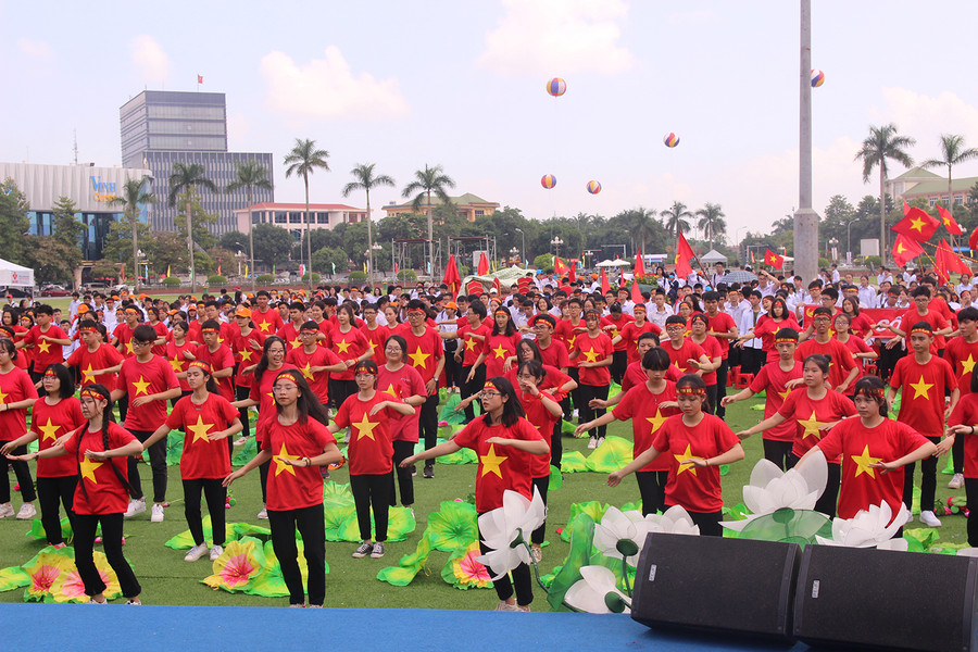 Các bạn học sinh đâng đốt nóng không khí đầu cầu Nghệ An Các bạn học sinh đâng đốt nóng không khí đầu cầu Nghệ An