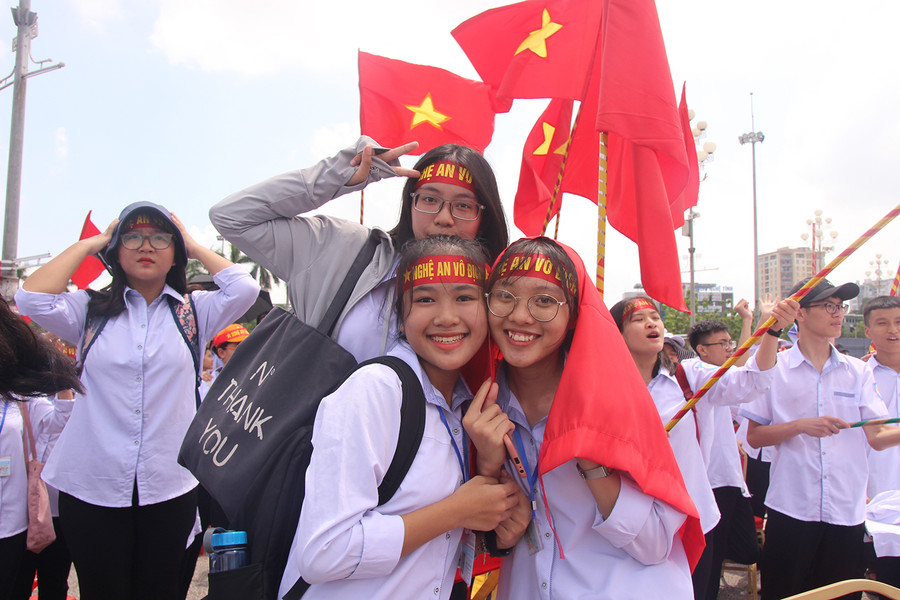 Đông đảo học sinh mang theo băng rôn, cờ đỏ sao vàng đến Quảng trường Hồ Chí Minh để diễn tập cổ vũ cho Trần Thế Trung và các nhà leo núi khác Đông đảo học sinh mang theo băng rôn, cờ đỏ sao vàng đến Quảng trường Hồ Chí Minh để diễn tập cổ vũ cho Trần Thế Trung và các nhà leo núi khác