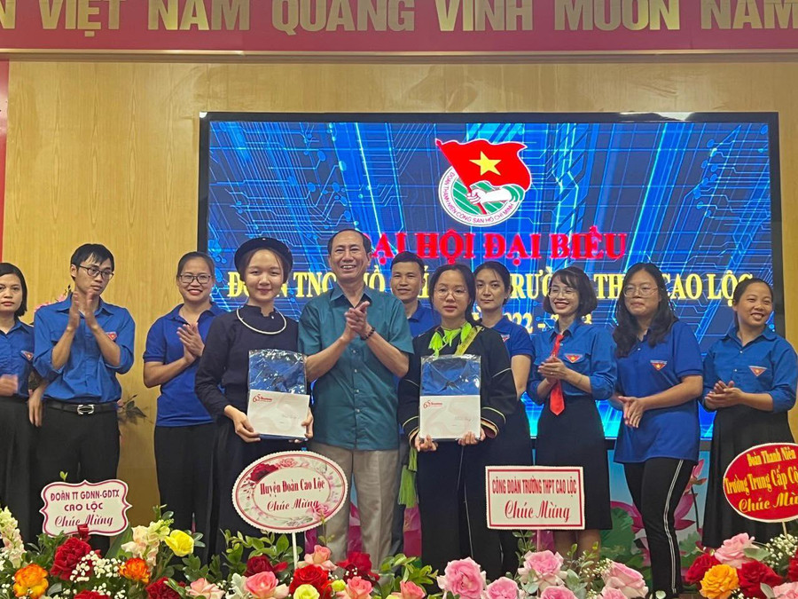 Nông Thị Lê (bên phải, hàng trên) trở về trường giao lưu cùng các em HS khóa sau. Nông Thị Lê (bên phải, hàng trên) trở về trường giao lưu cùng các em HS khóa sau.