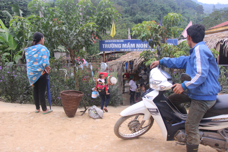 Phụ huynh điểm Phà Lõm, Trường Mầm non Tam Hợp (Tương Dương, Nghệ An) đưa cơm đến lớp cho con
