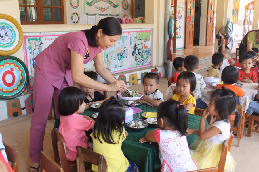 Giờ ăn trưa bán trú của học sinh Trường Mầm non Tân Hợp, huyện Tân Kỳ, Nghệ An.