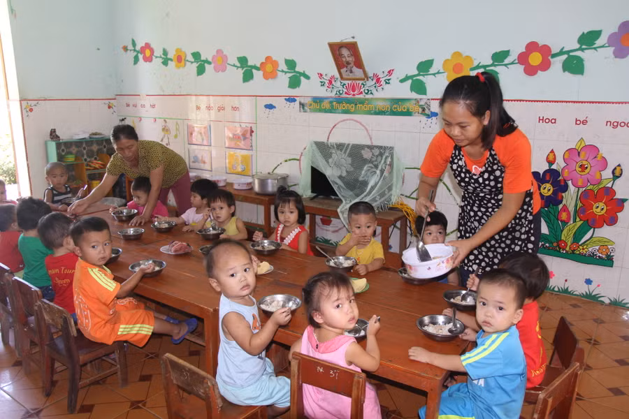 Mô hình bán trú dân nuôi đang được tổ chức với nhiều hình thức khác nhau tại các trường mầm non vùng khó Mô hình bán trú dân nuôi đang được tổ chức với nhiều hình thức khác nhau tại các trường mầm non vùng khó