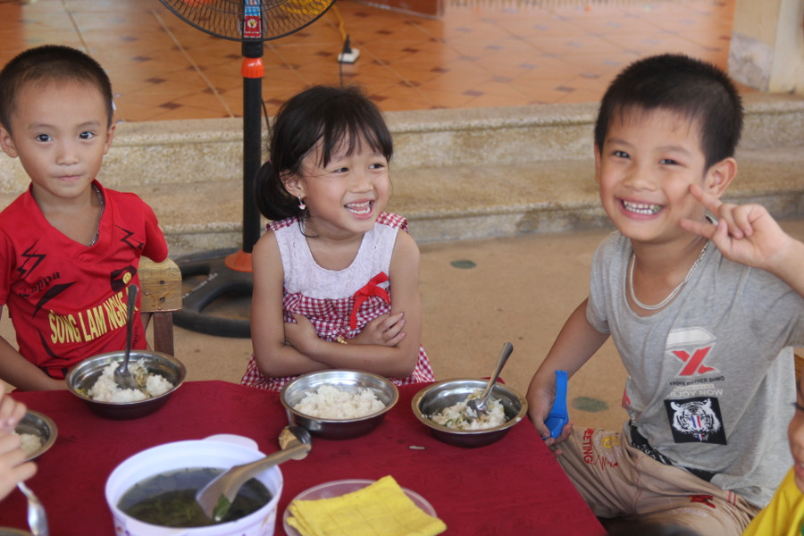 Những đứa trẻ vui vẻ với bữa cơm trưa ở trường