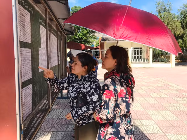 Phụ huynh vào tận trường xem số báo danh của con, em mình.