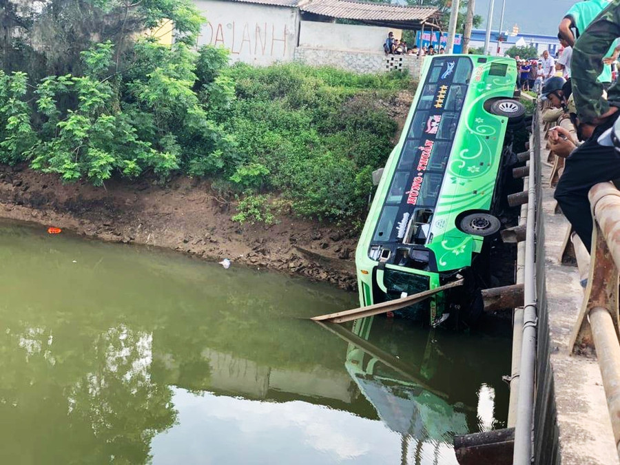 Chiếc xe khách lao xuống mép sông, khiến 2 người chết, nhiều người bị thương.