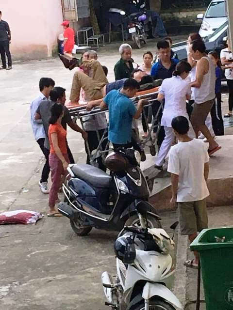 Chiến sĩ Biên phòng được đưa vào bệnh viện cấp cứu. Ảnh: Người dân cung cấp. Chiến sĩ Biên phòng được đưa vào bệnh viện cấp cứu. Ảnh: Người dân cung cấp.