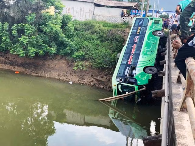 Hiện trường xe khách lao xuống sông.