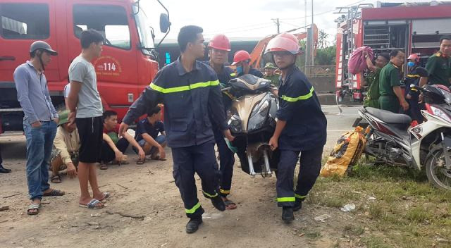 Lực lượng công an tham gia cứu hộ, cứu nạn sau vụ tai nạn. Lực lượng công an tham gia cứu hộ, cứu nạn sau vụ tai nạn.