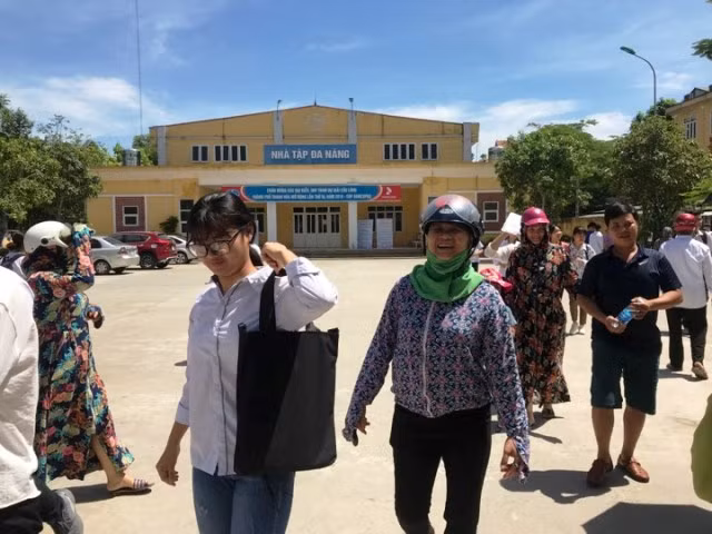 Phụ huynh cũng phấn khởi khi con em mình làm tốt bài thi