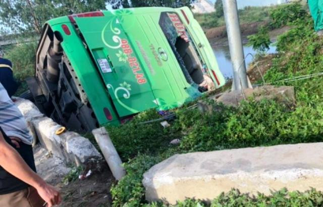 Chiếc xe khách lao xuống mép sông. Chiếc xe khách lao xuống mép sông.