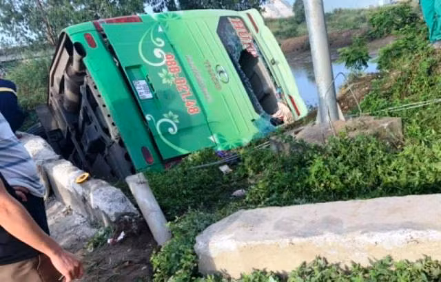 Chiếc xe khách lao xuống mép sông.