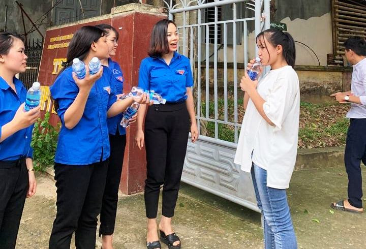 Đoàn Thanh niên huyện Mường Lát tổ chức tiếp sức mùa thi, cấp nước uống cho thi sinh Đoàn Thanh niên huyện Mường Lát tổ chức tiếp sức mùa thi, cấp nước uống cho thi sinh