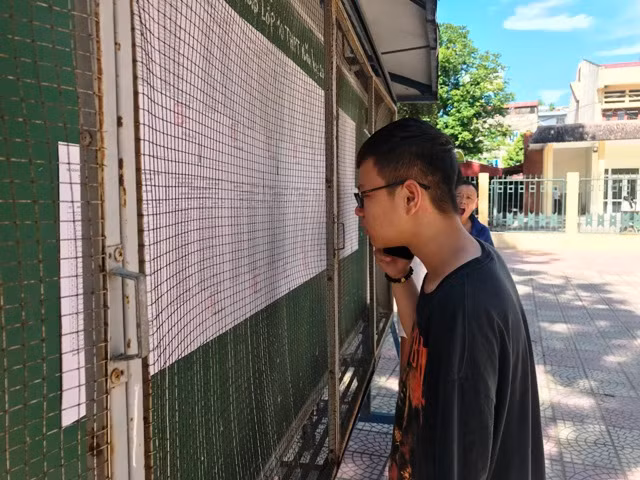 Thí sinh xem số báo danh của mình trước kỳ thi