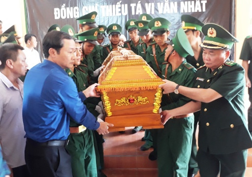 Phó Bí thư Tỉnh ủy Thanh Hóa Đỗ Minh Tuấn (trái) cùng tướng lĩnh Bộ đội Biên phòng đưa tiễn Thiếu tá Vi Văn Nhất. Phó Bí thư Tỉnh ủy Thanh Hóa Đỗ Minh Tuấn (trái) cùng tướng lĩnh Bộ đội Biên phòng đưa tiễn Thiếu tá Vi Văn Nhất.