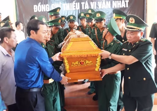 Phó Bí thư Tỉnh ủy Thanh Hóa Đỗ Minh Tuấn (trái) cùng tướng lĩnh Bộ đội Biên phòng đưa tiễn Thiếu tá Vi Văn Nhất.