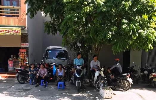 Nhiều phụ huynh đứng chờ con đi làm thủ tục thi vào lớp 10 THPT ở TP.Thanh Hóa.