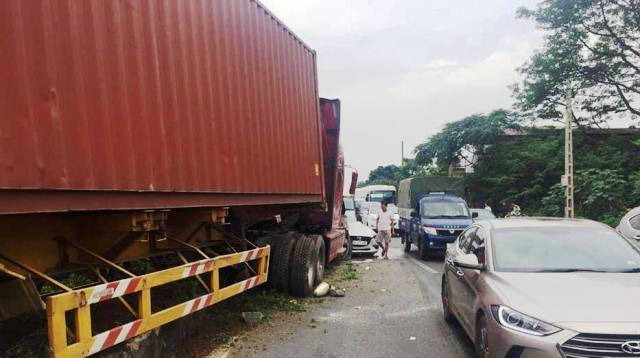 Sau khi xảy ra vụ TNGT liên hoàn, Quốc lộ 1A (đoạn qua thị xã Bỉm Sơn, Thanh Hóa) đã bị ùn ứ. Sau khi xảy ra vụ TNGT liên hoàn, Quốc lộ 1A (đoạn qua thị xã Bỉm Sơn, Thanh Hóa) đã bị ùn ứ.