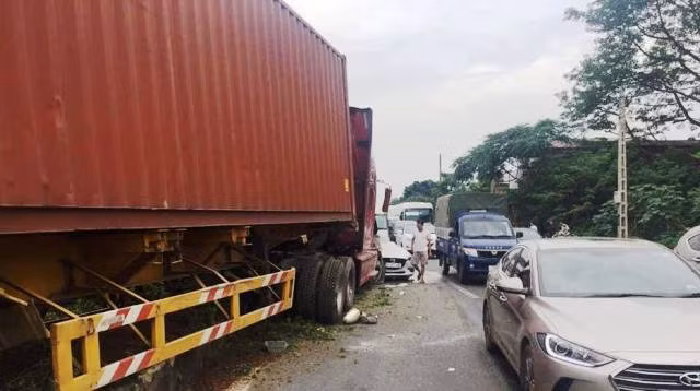 Sau khi xảy ra vụ TNGT liên hoàn, Quốc lộ 1A (đoạn qua thị xã Bỉm Sơn, Thanh Hóa) đã bị ùn ứ.