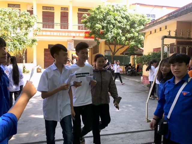 Nhiều thí sinh với tâm trạng thoải mái rời phòng thi Nhiều thí sinh với tâm trạng thoải mái rời phòng thi