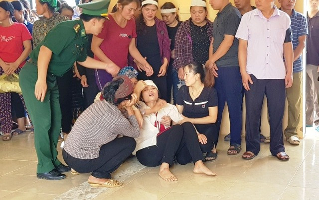 Người thân đau đớn trước sự hy sinh của Thiếu tá Vi Văn Nhất Người thân đau đớn trước sự hy sinh của Thiếu tá Vi Văn Nhất