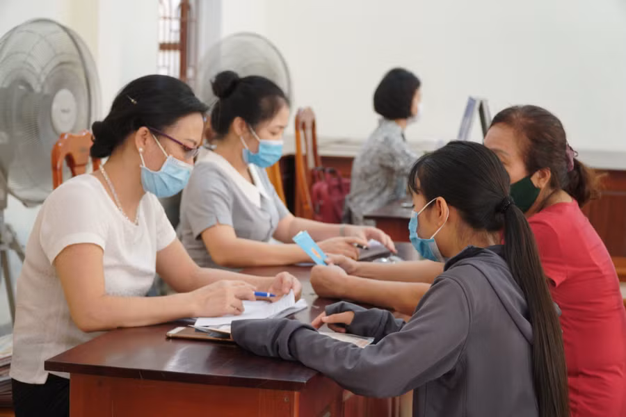 Phụ huynh đưa con đến tìm hiểu thông tin tuyển sinh tại Trường Tiểu học Hưng Dũng 2 (TP Vinh, Nghệ An) năm 2020.