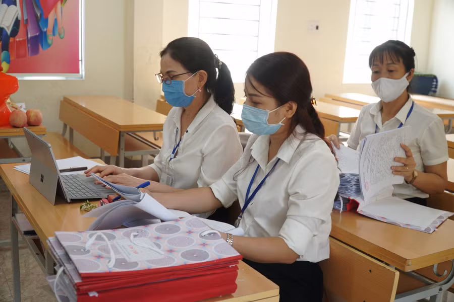 Giáo viên Trường Tiểu học Hà Huy Tập 2 (TP Vinh, Nghệ An) kiểm tra danh sách tuyển sinh đầu cấp.