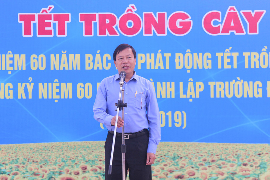 GS.Đinh Xuân Khoa - Hiệu trưởng ĐH Vinh kêu gọi sinh viên trồng cây xanh