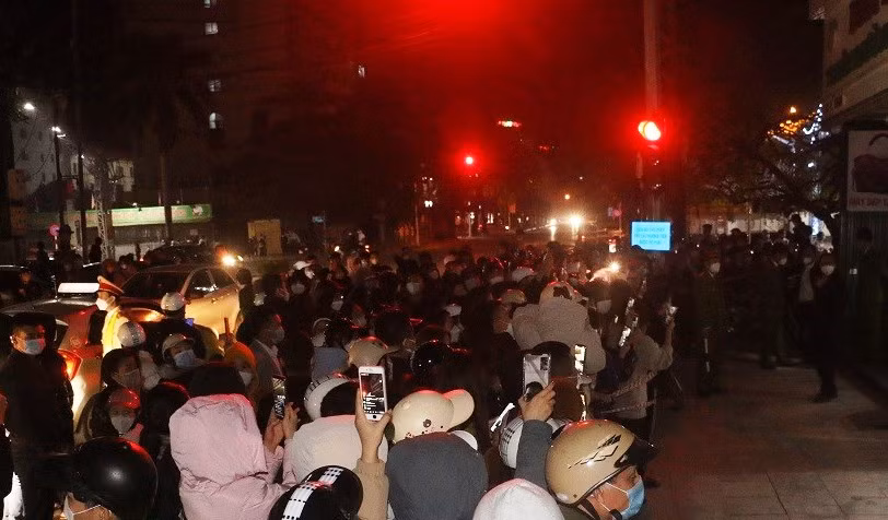 Rất đông người dân kéo đến trước cửa hàng quần áo sau khi xảy ra sự việc.