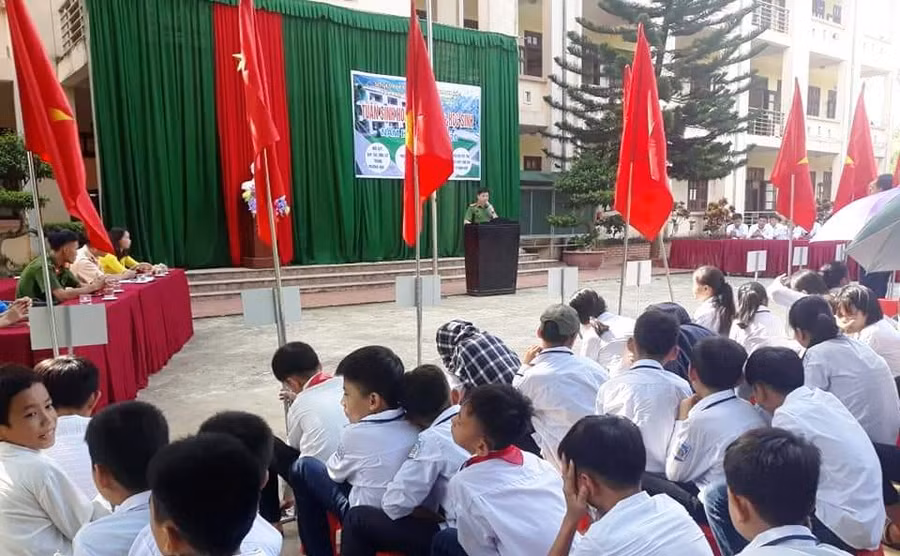 Trường THCS&amp;THPT Bá Thước phối hợp với Công an huyện tổ chức tuyên truyền ANTG cho học sinh.