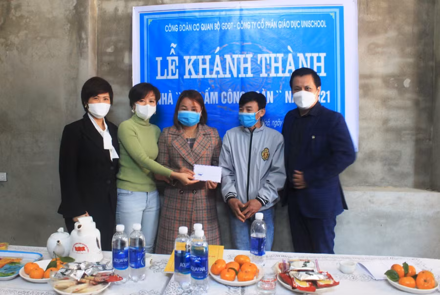 Công ty cổ phần Giáo dục UNISCHOOL trao quà cho gia đình cô giáo Hà Thị Ban.